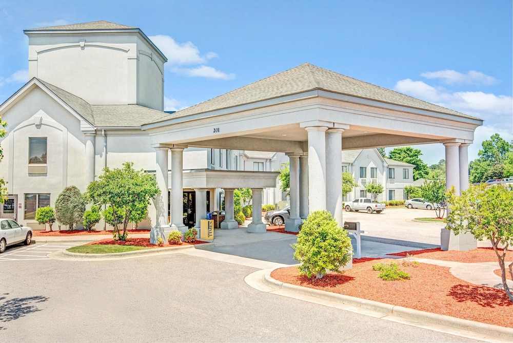 Days Inn by Wyndham Louisburg 3/44
