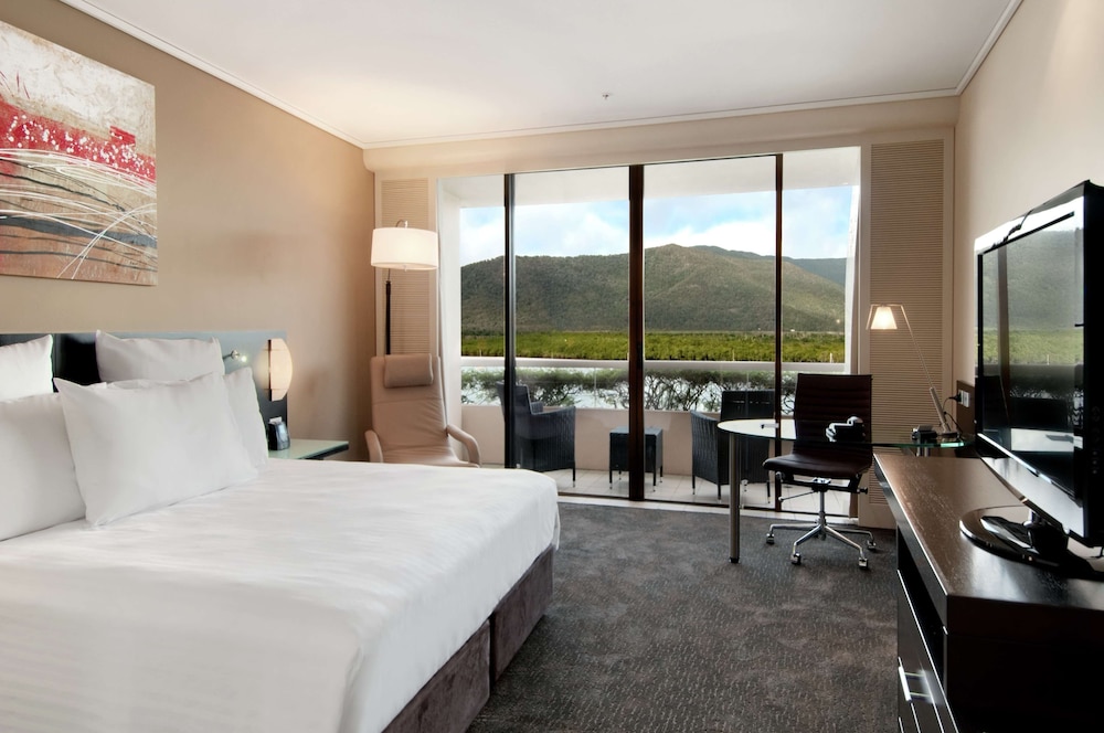 Hilton Cairns Hotel 29/85