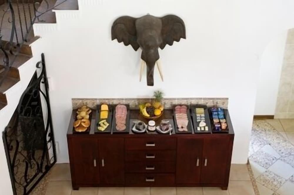 Bizafrika Guest Lodge &amp; Conference Center 5/50