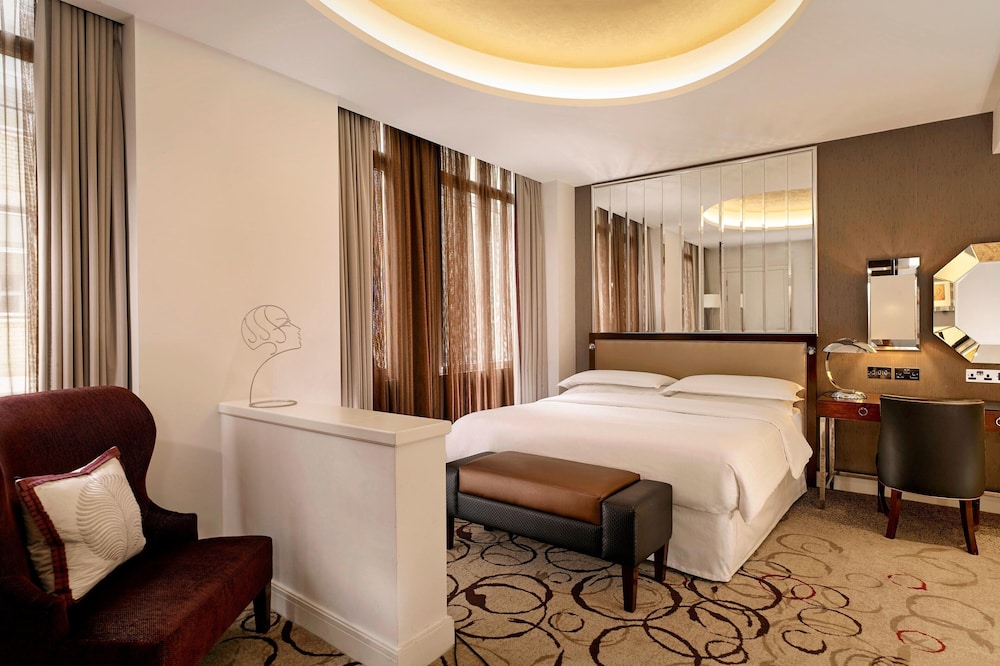 Club, Queen Bed