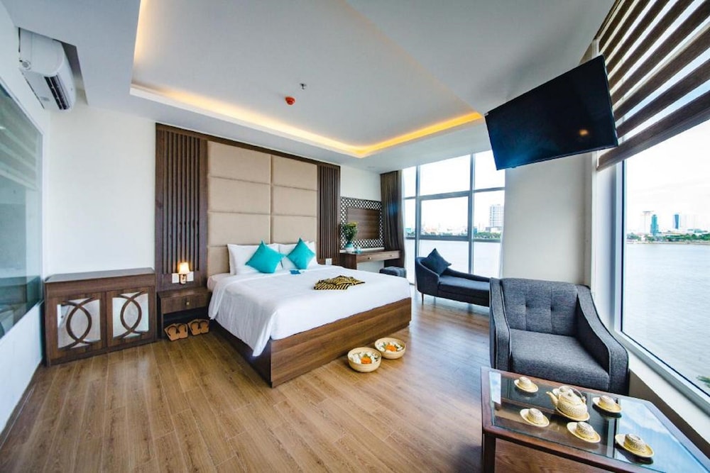 Pariat River Front Hotel 53/62