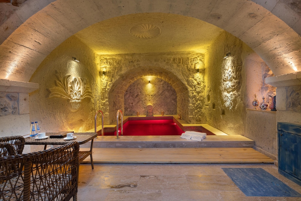 Acer Cave Hotel 63/67