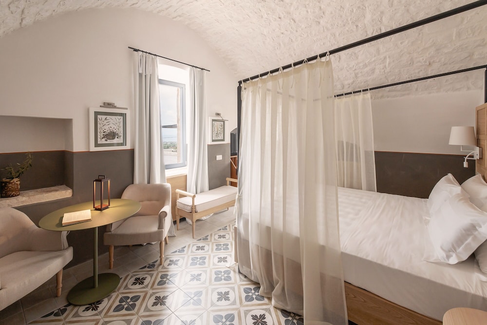 EXECUTIVE, KING BED, PARTIAL SEA VIEW, PATIO