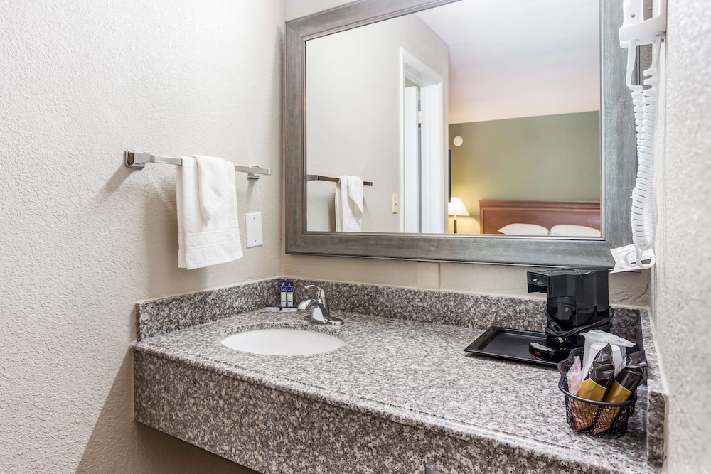 Americas Best Value Inn Lebanon MO 19/38