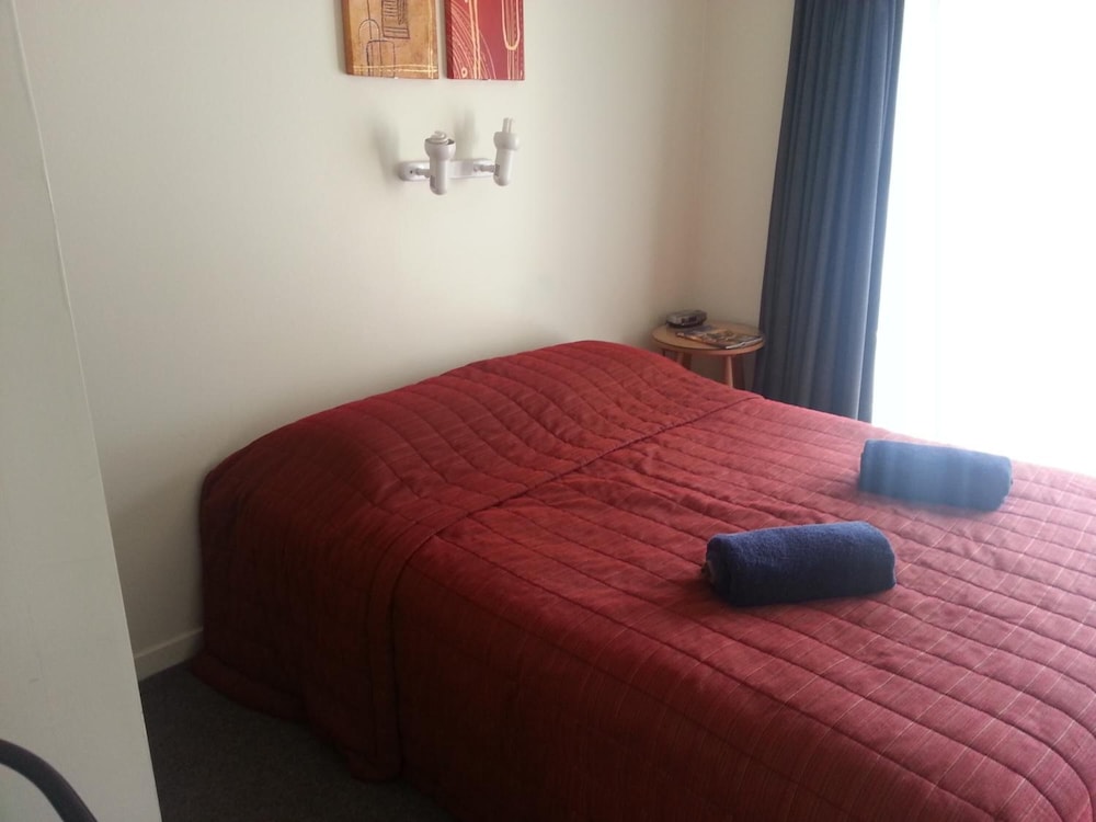 Oxford Court Motel 6/30