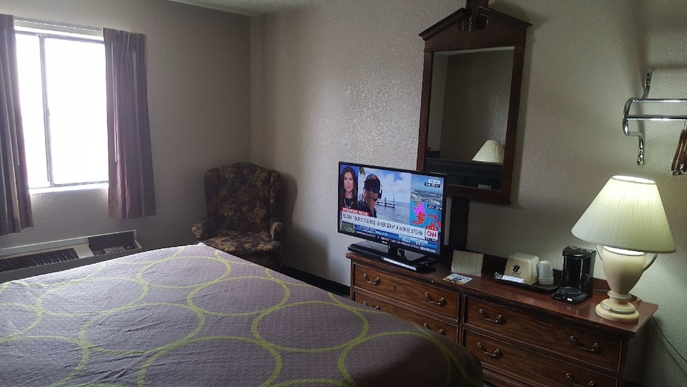 Super 8 By Wyndham Gallup 8/26