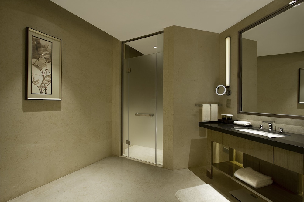 Executive, Suite, King Bed, Doubletree By Hilton Heyuan 4/8