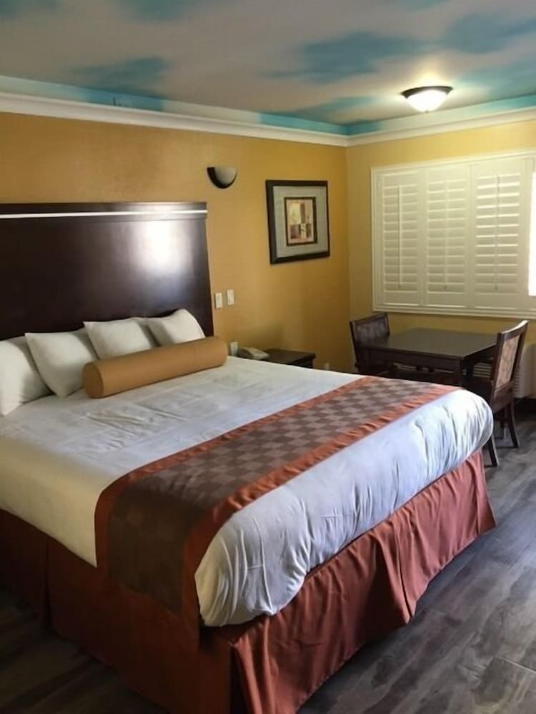 Hollywood Palms Inns & Suites 19/56