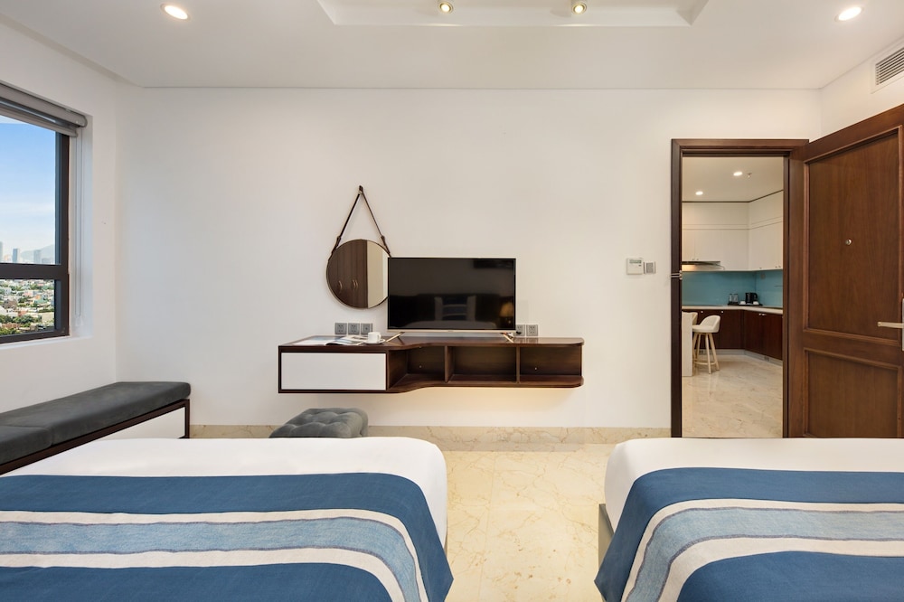 جناح فاخر بسرير كينج وسرير فردي بإطلالة على البحر بحوض استحمام، Eden Ocean View Hotel Da Nang 3/4