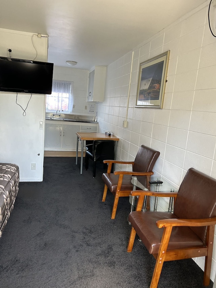 Tudor Motor Lodge 33/47