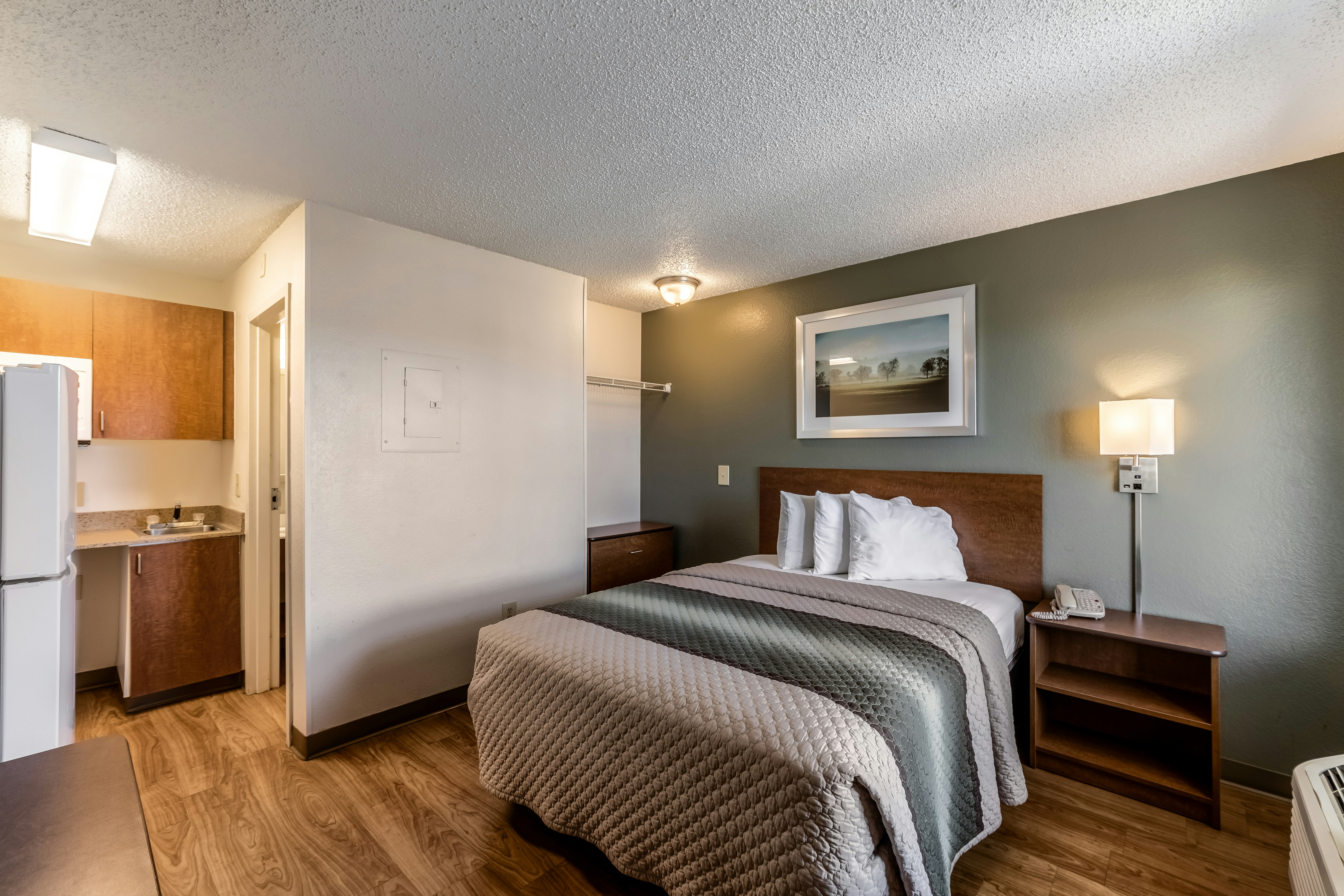 STUDIO, QUEEN BED