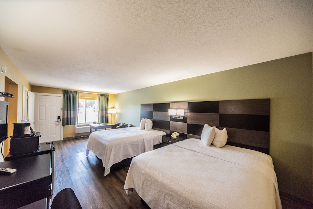 Relax Inn &amp; Suites 11/82