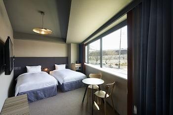 Deluxe, Twin Beds, Bath and Shower