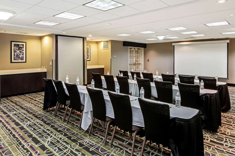 La Quinta Inn Suites Macon 39/45
