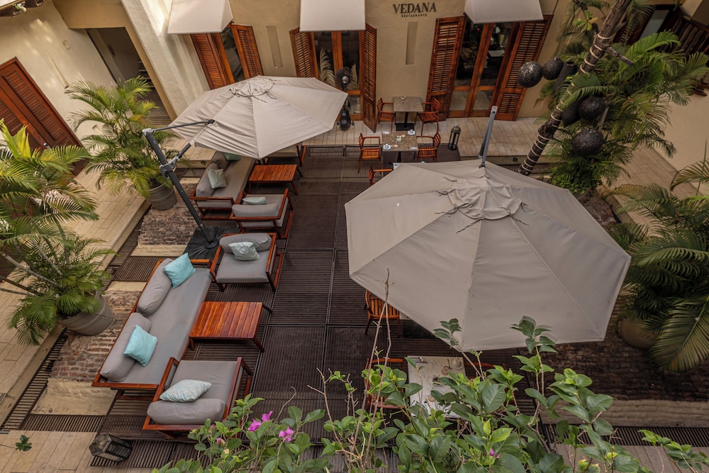 Ananda Hotel Boutique 53/70