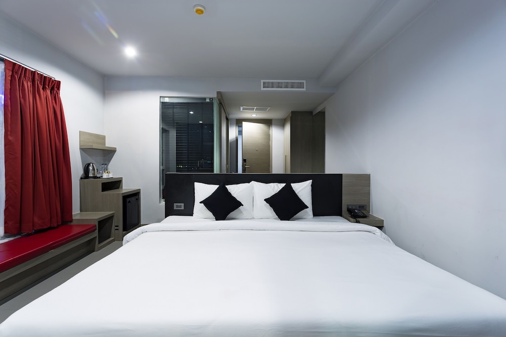 Neon Patong Hotel 12/65