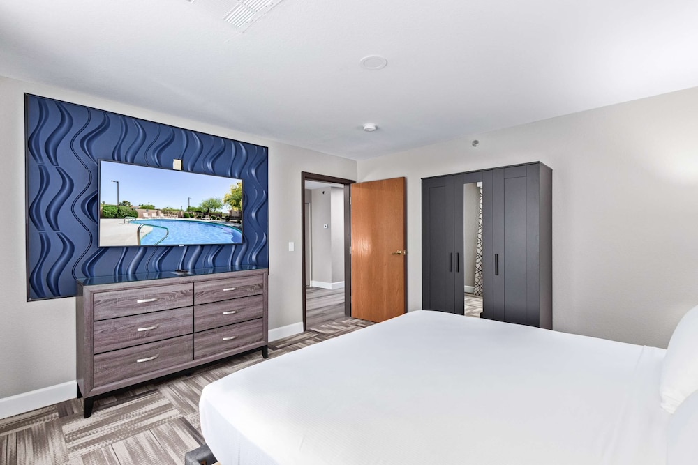 Suite, King Bed, Sofa, Kitchen