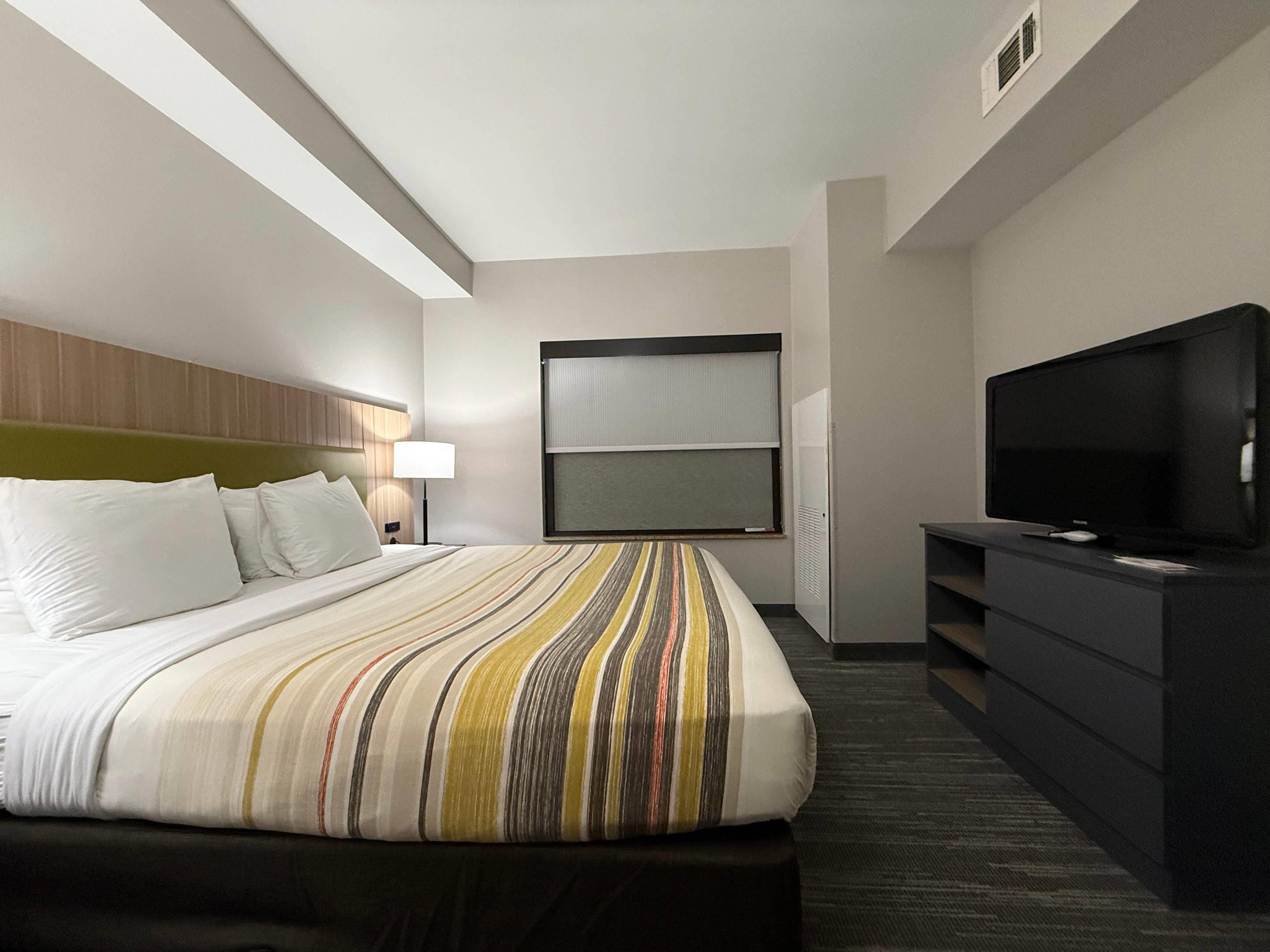 SUITE, KING BED