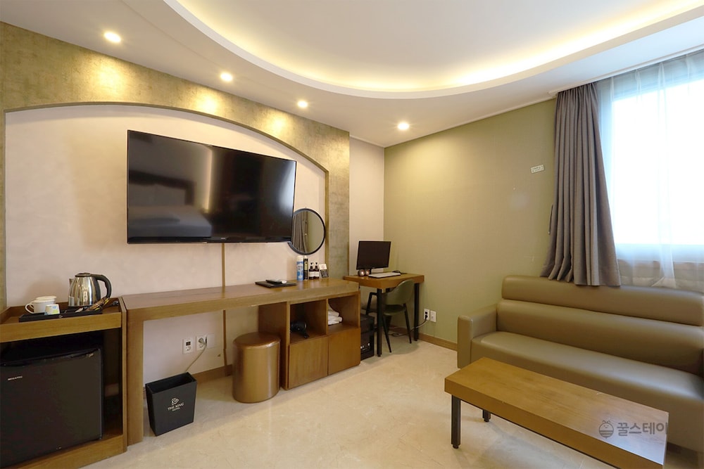 The King Hotel 34/50