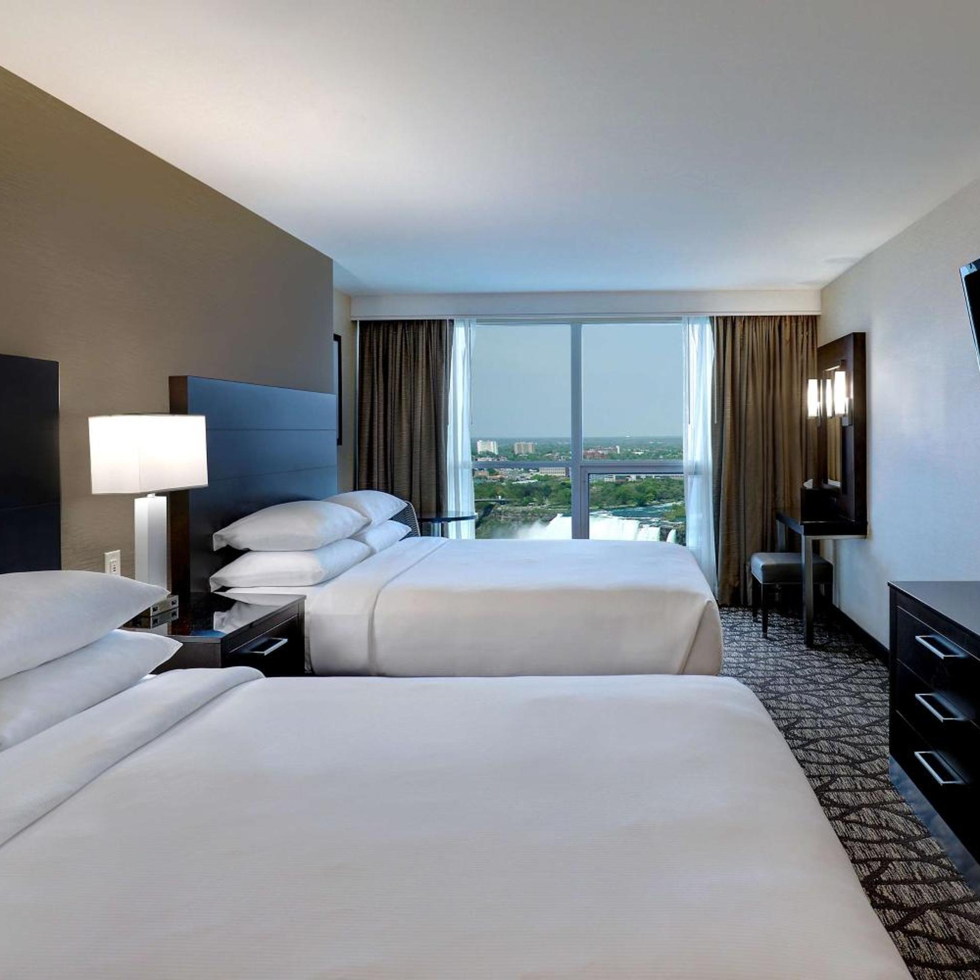 Suite, Queen Bed, Canadian Us Falls View، Embassy Suites By Hilton Niagara Falls Fallsview 2/5