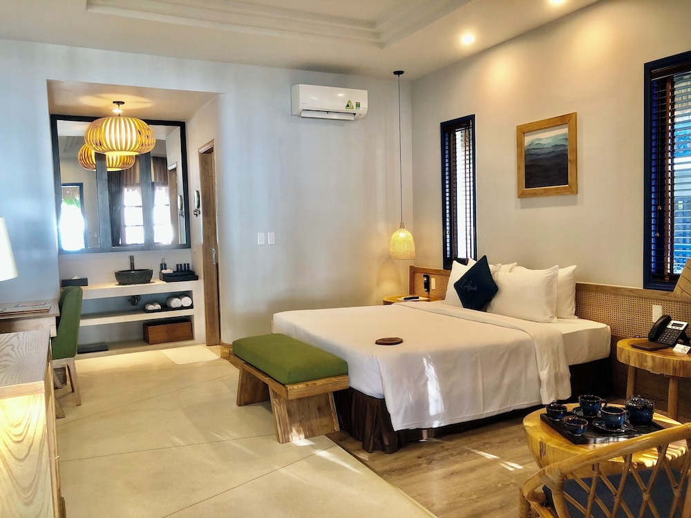 DELUXE, KING BED, BEACH FRONT, NO BALCONY
