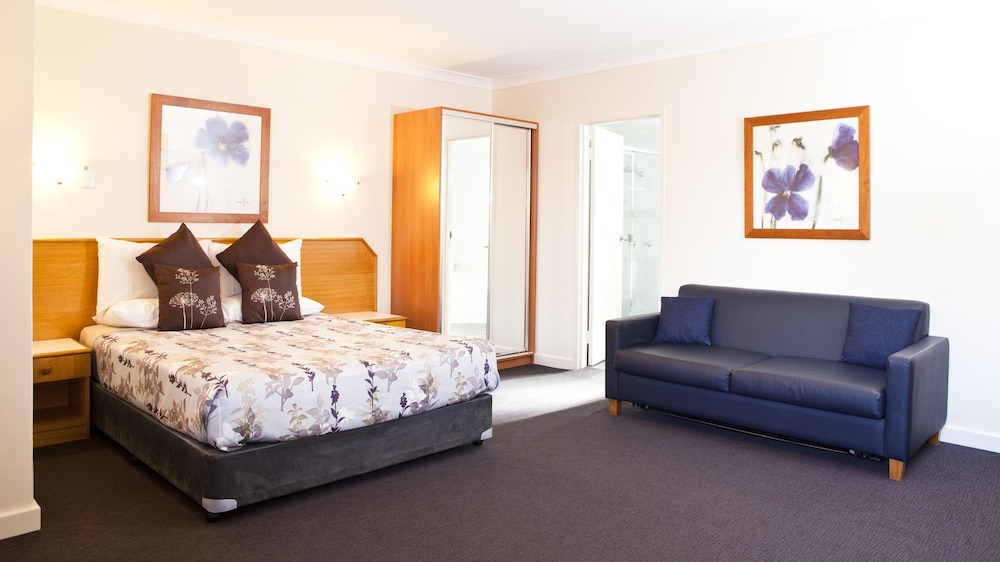 NARELLAN MOTOR INN 24/54