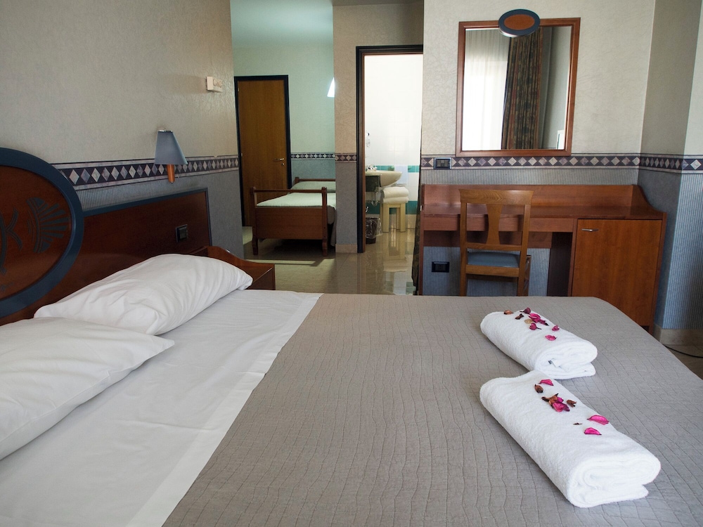 ROOM, TRIPLE