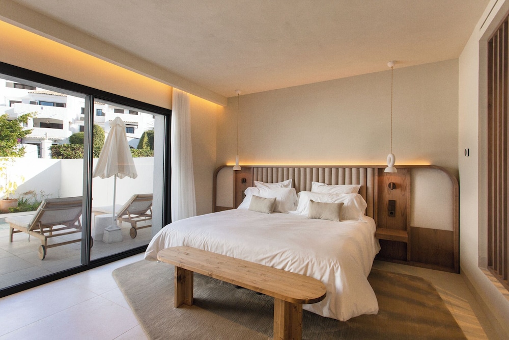 Host Villas & Suites 7/50