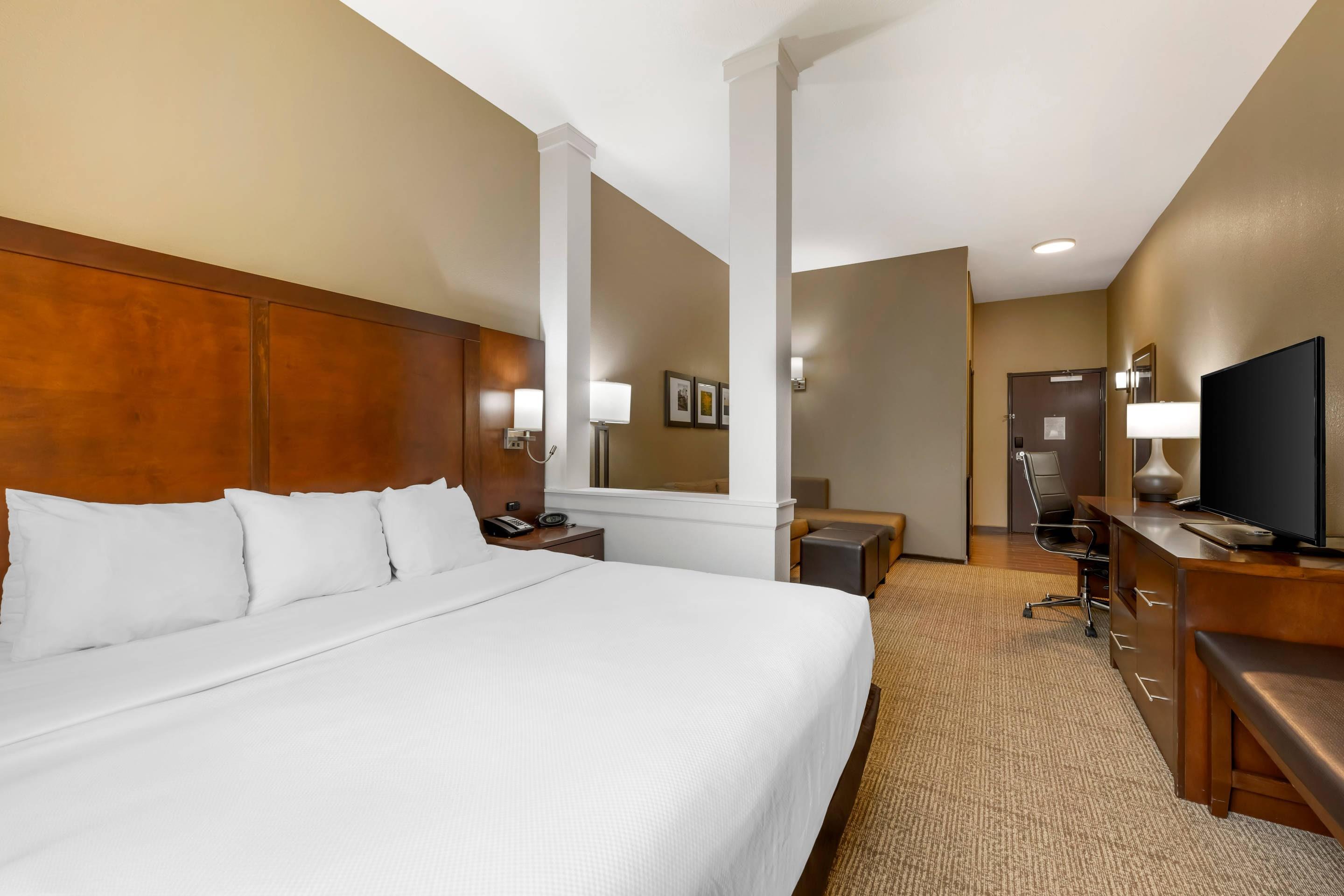 SUITE, KING BED, ACCESSIBLE