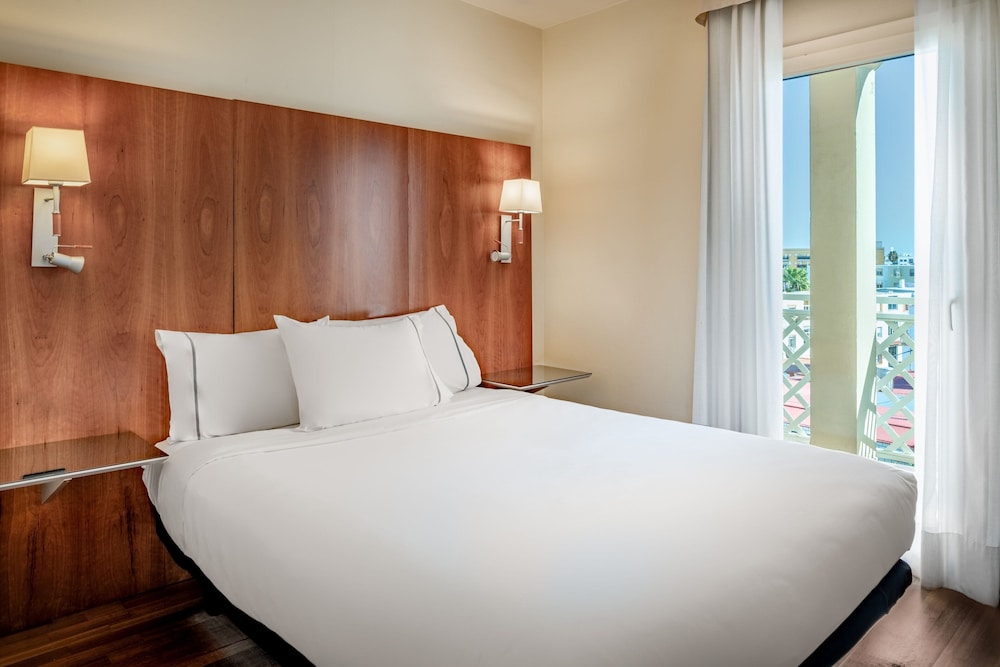 Room, Queen Bed, City View