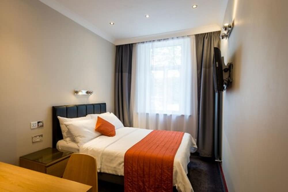 The Adria Hotel London 16/34