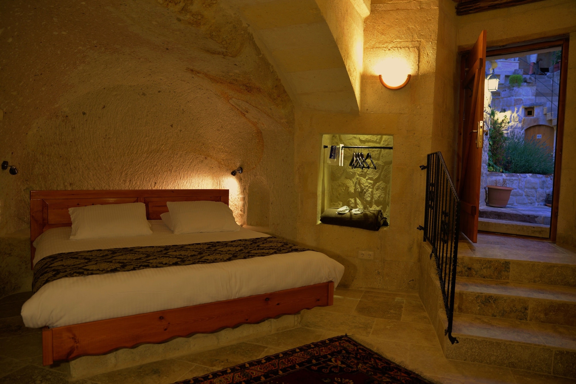 CAVE, KING BED