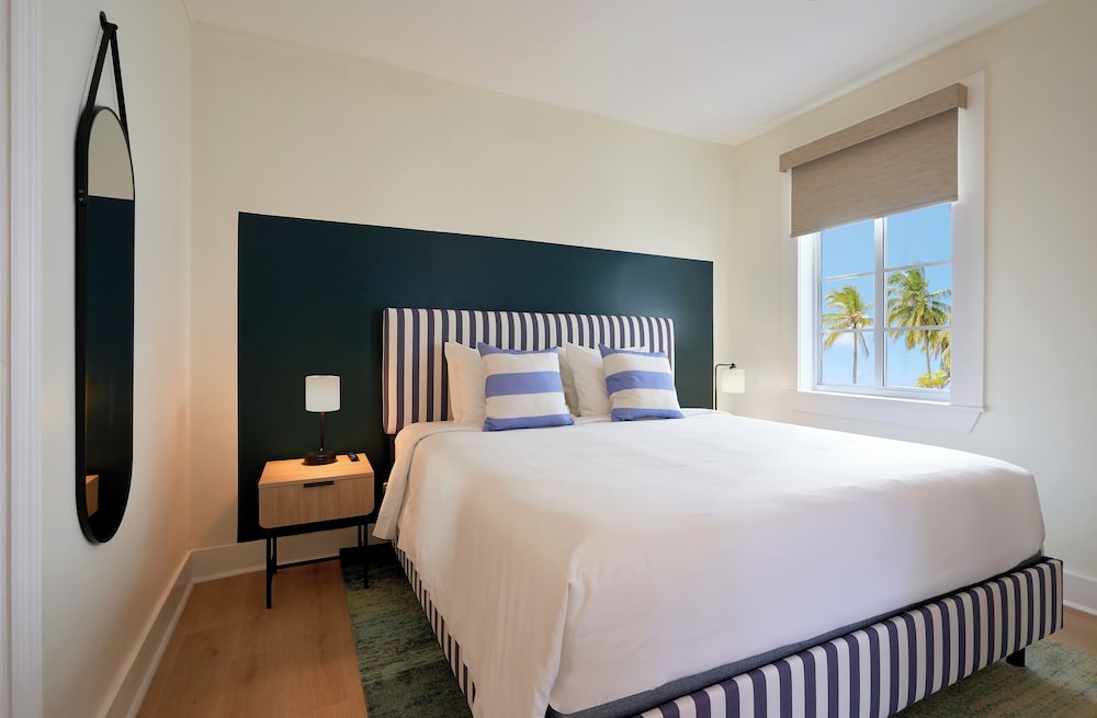STUDIO, KING BED, SOFA, KITCHENETTE