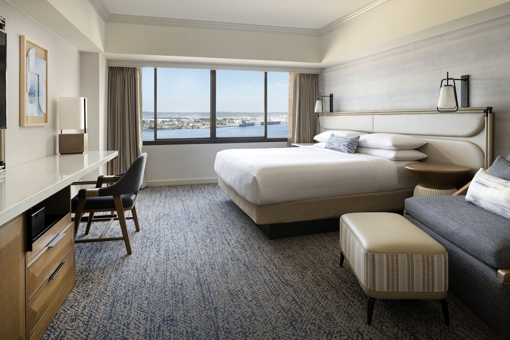Concierge, Deluxe, King Bed, Bay View, Sofa