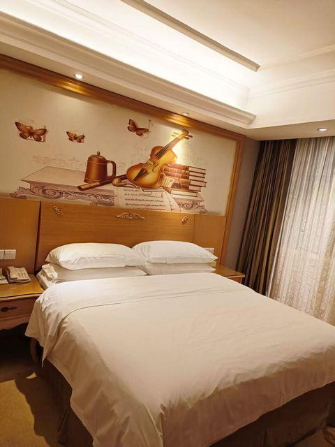 Standard, Queen Bed