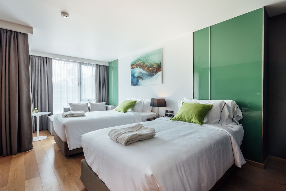 PREMIER, STUDIO, TWIN BEDS, KITCHENETTE