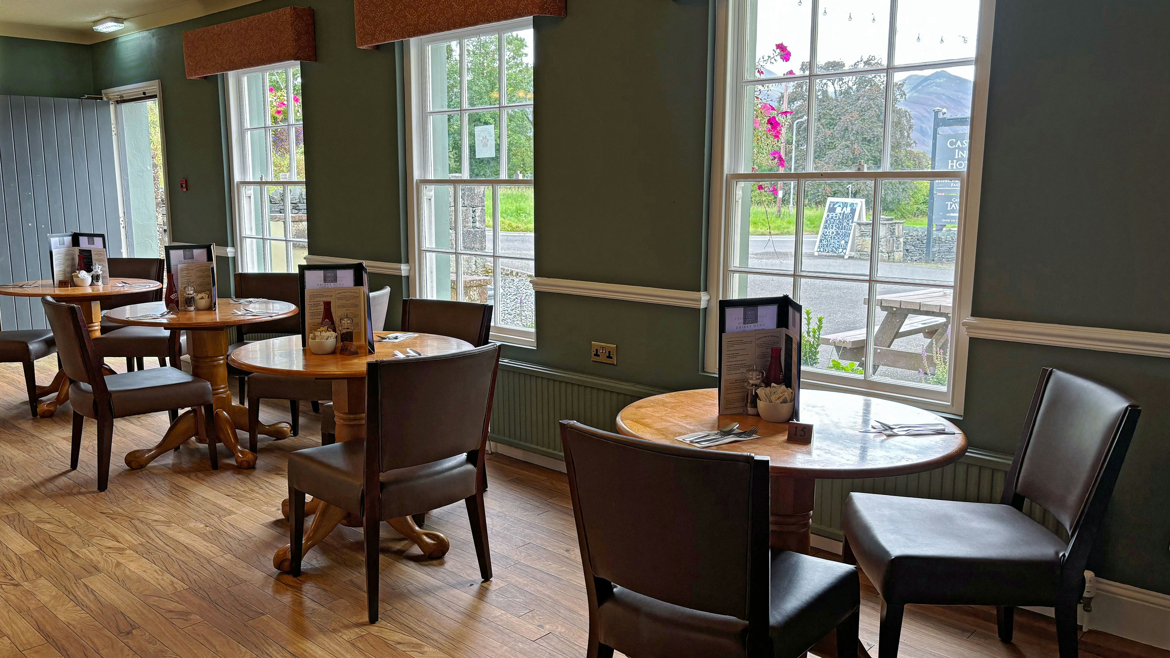 Lake District Castle Inn 35/50