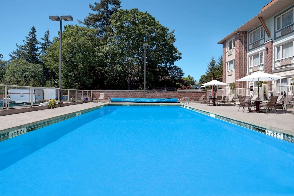 Elk Lake Inn Suites Victoria 3/81