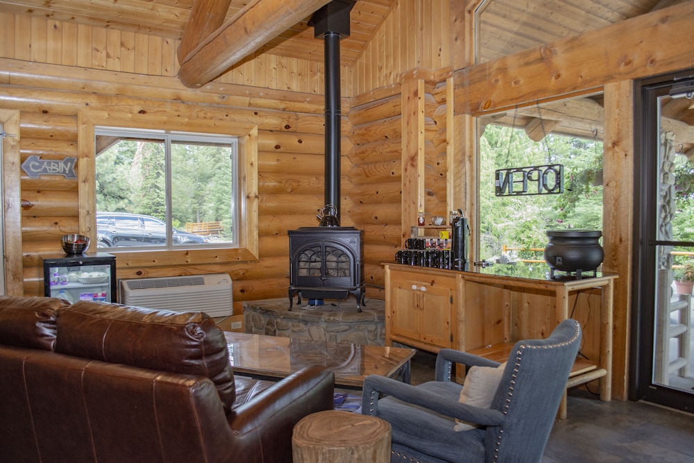 Bonners Ferry Log Inn 33/48