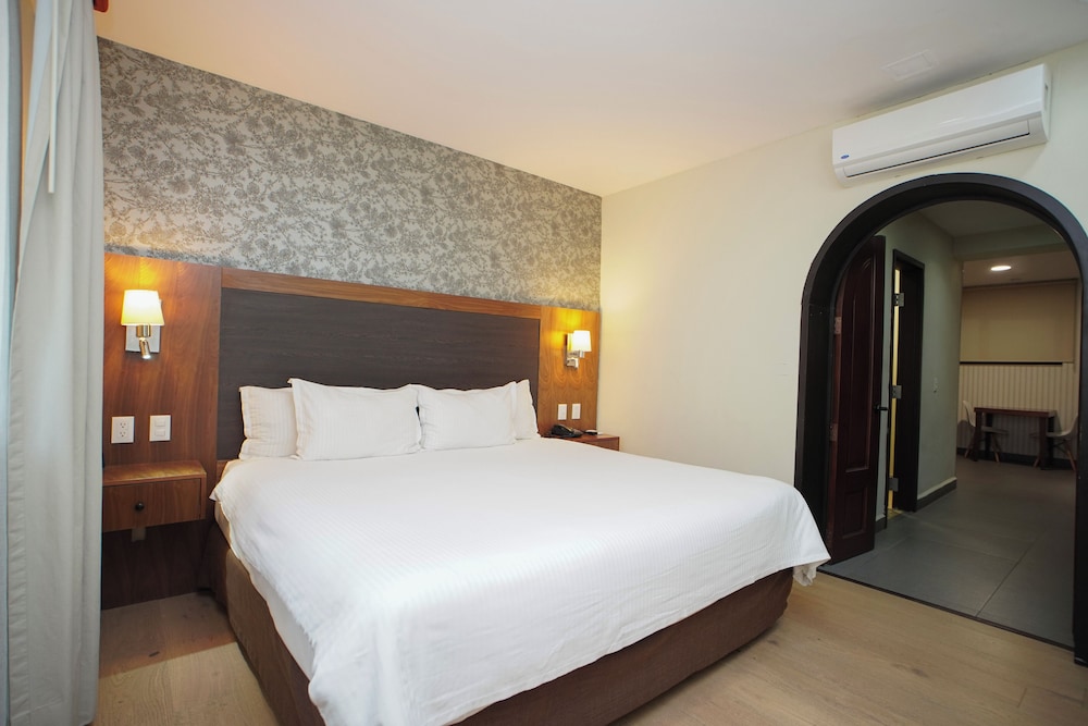 SUITE, KING BED