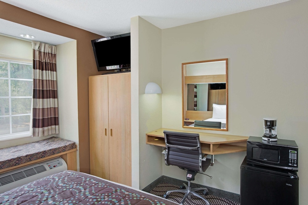 Microtel Inn and Suites by Wyndham Charlotte University Place 19/25