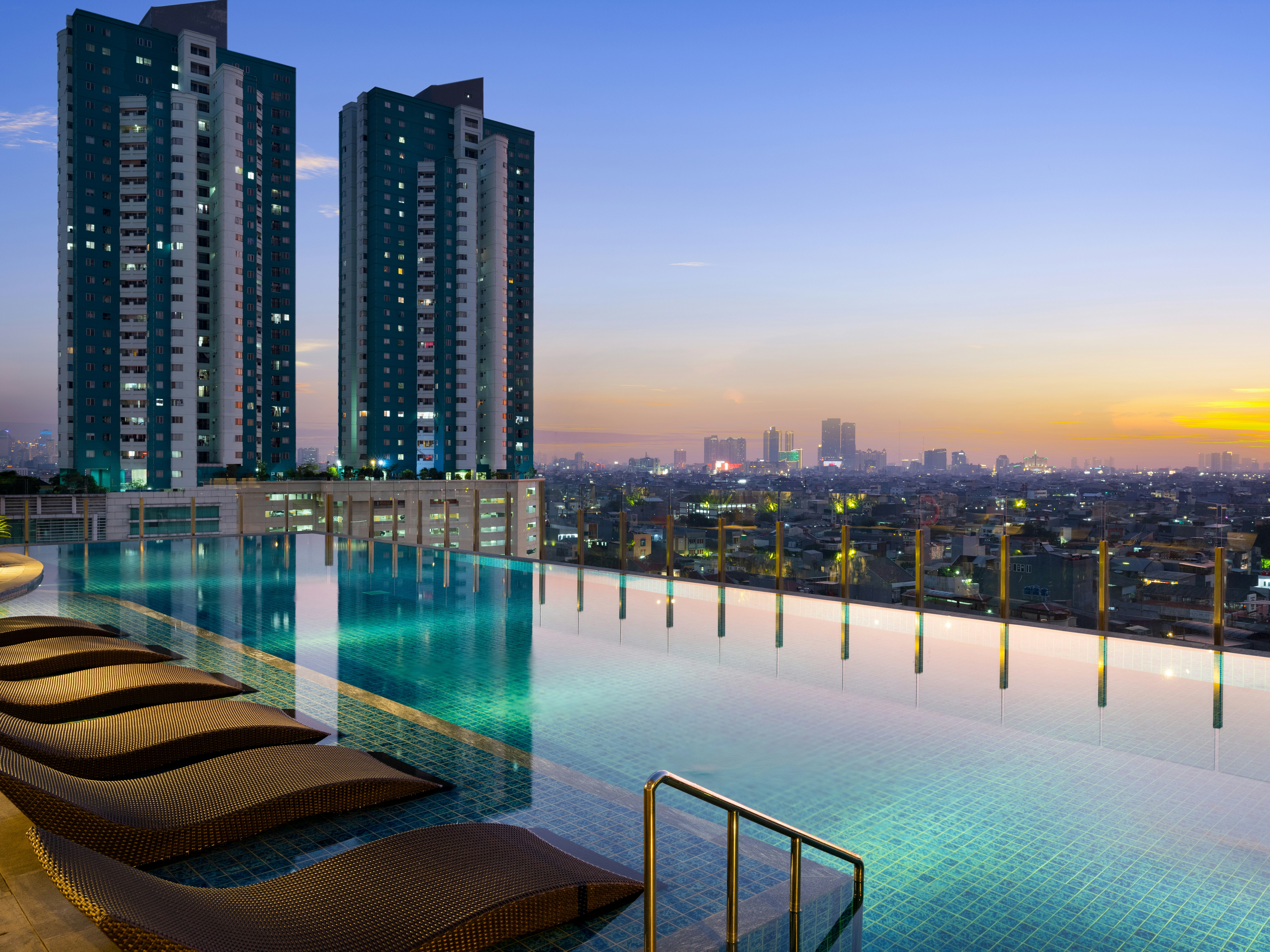 Holiday Inn Hotel Suites Jakarta Gajah Mada 72/77