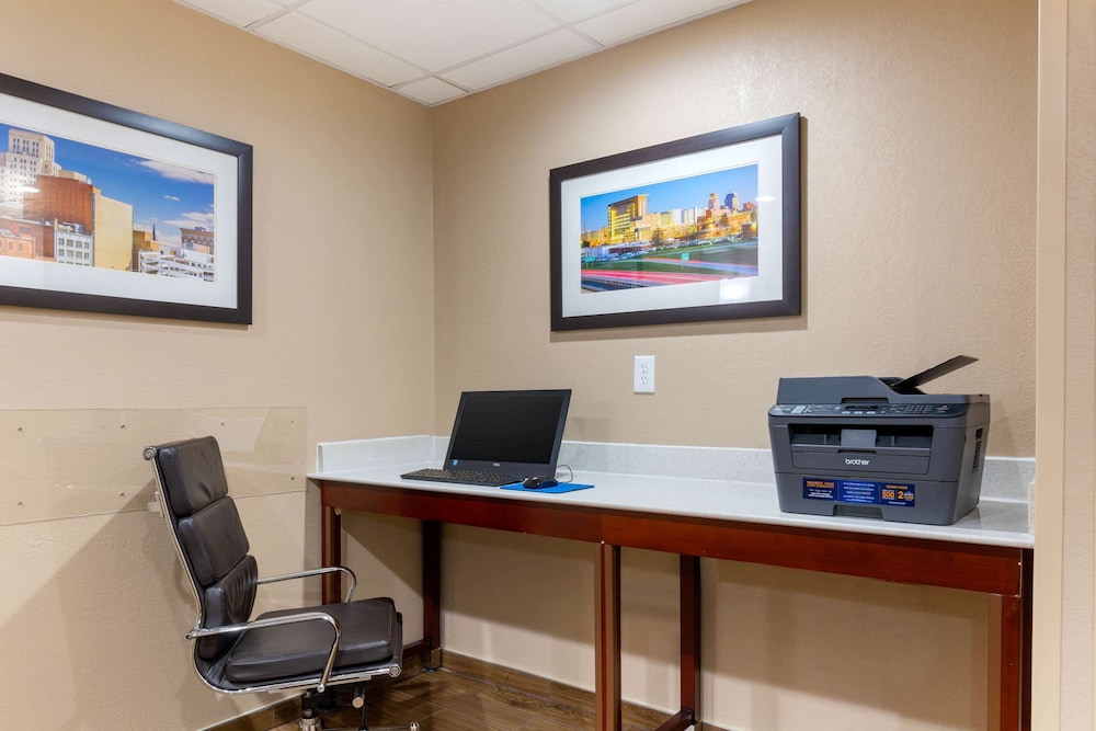 Comfort Inn and Suites Durham Near Duke University 37/44