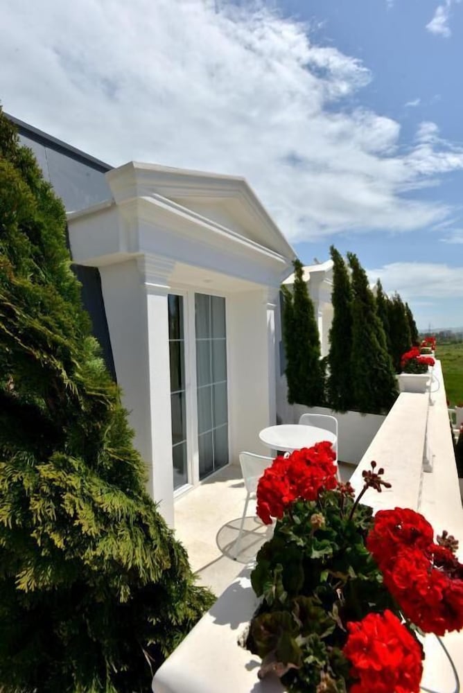 Flower Hotels & Resorts in Golem