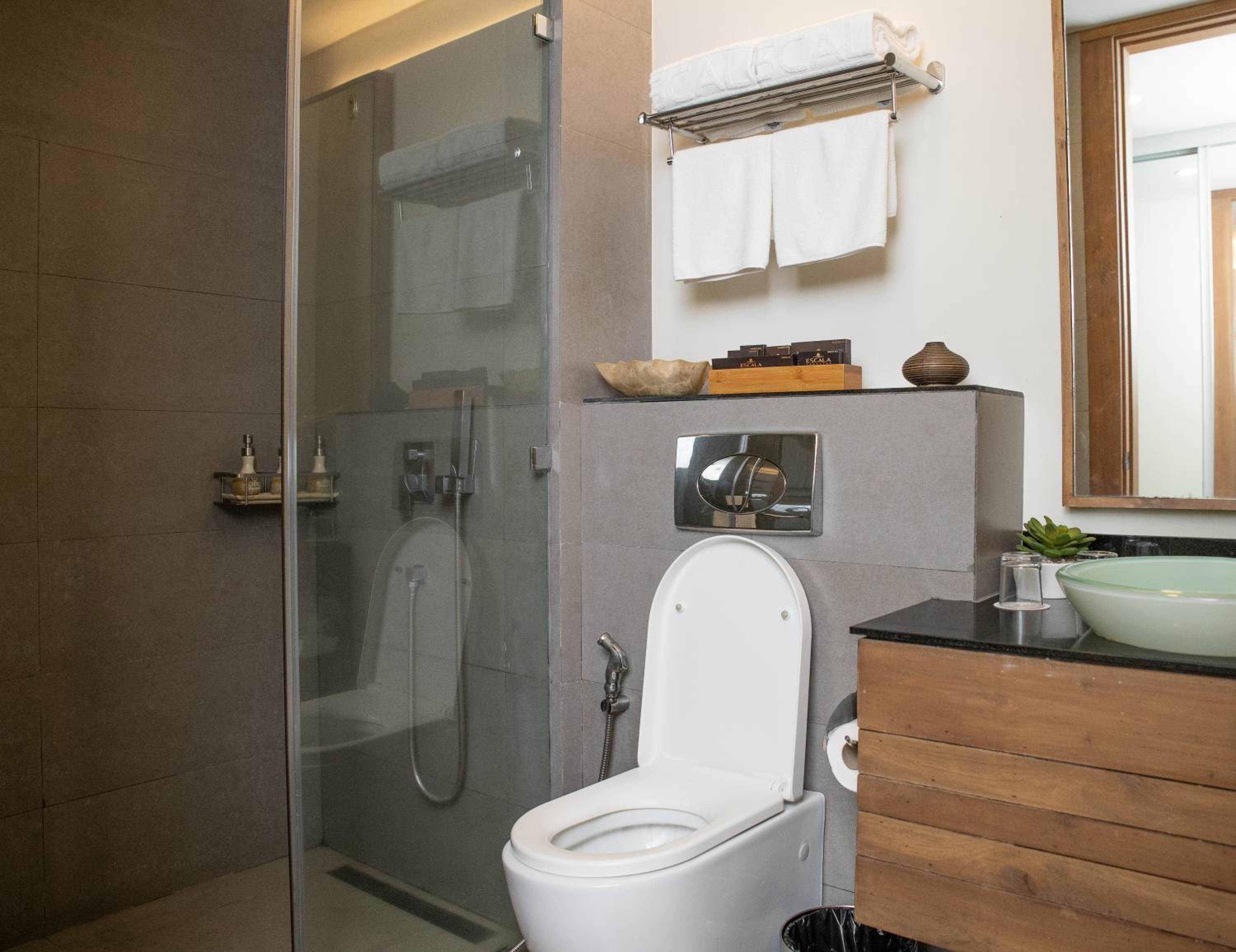 Deluxe, Queen Bed, Escala Tagaytay 2/3