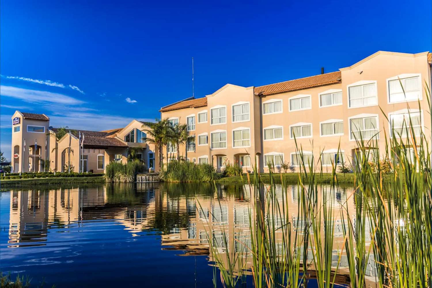 Howard Johnson Hotel & Convention Center by Wyndham, Merlo 8/18
