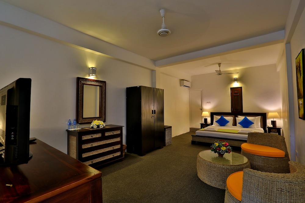ST. LACHLAN HOTEL AND SUITES 28/64