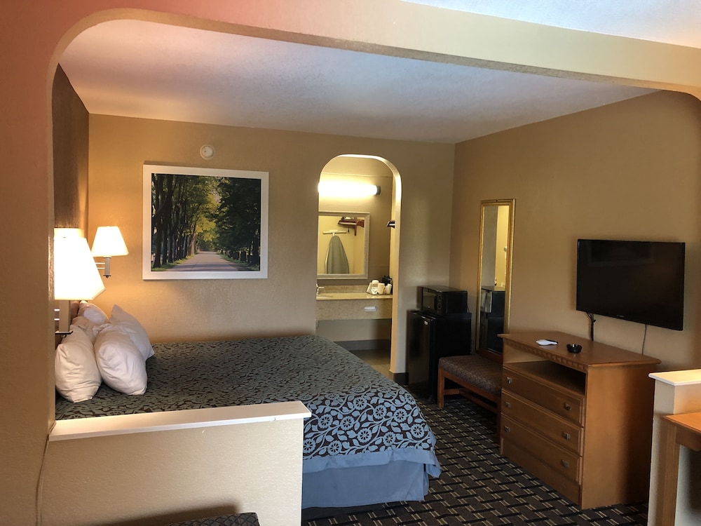 Days Inn By Wyndham Columbus 32/54
