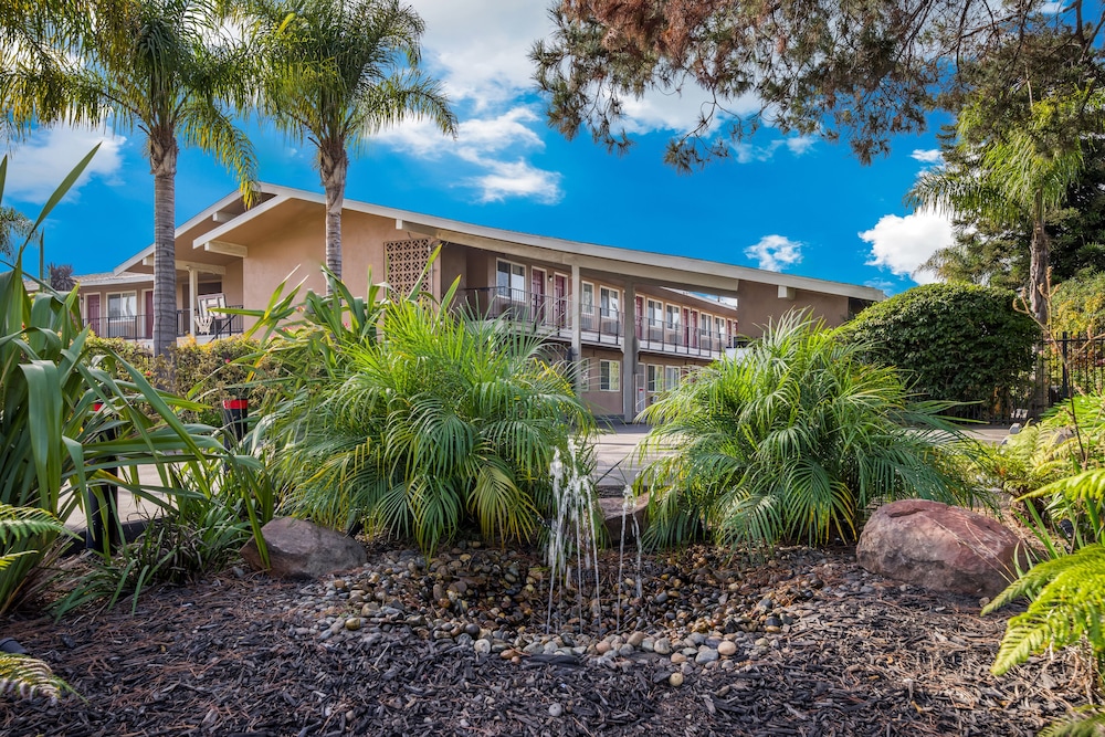 Bay Breeze Inn 2/56