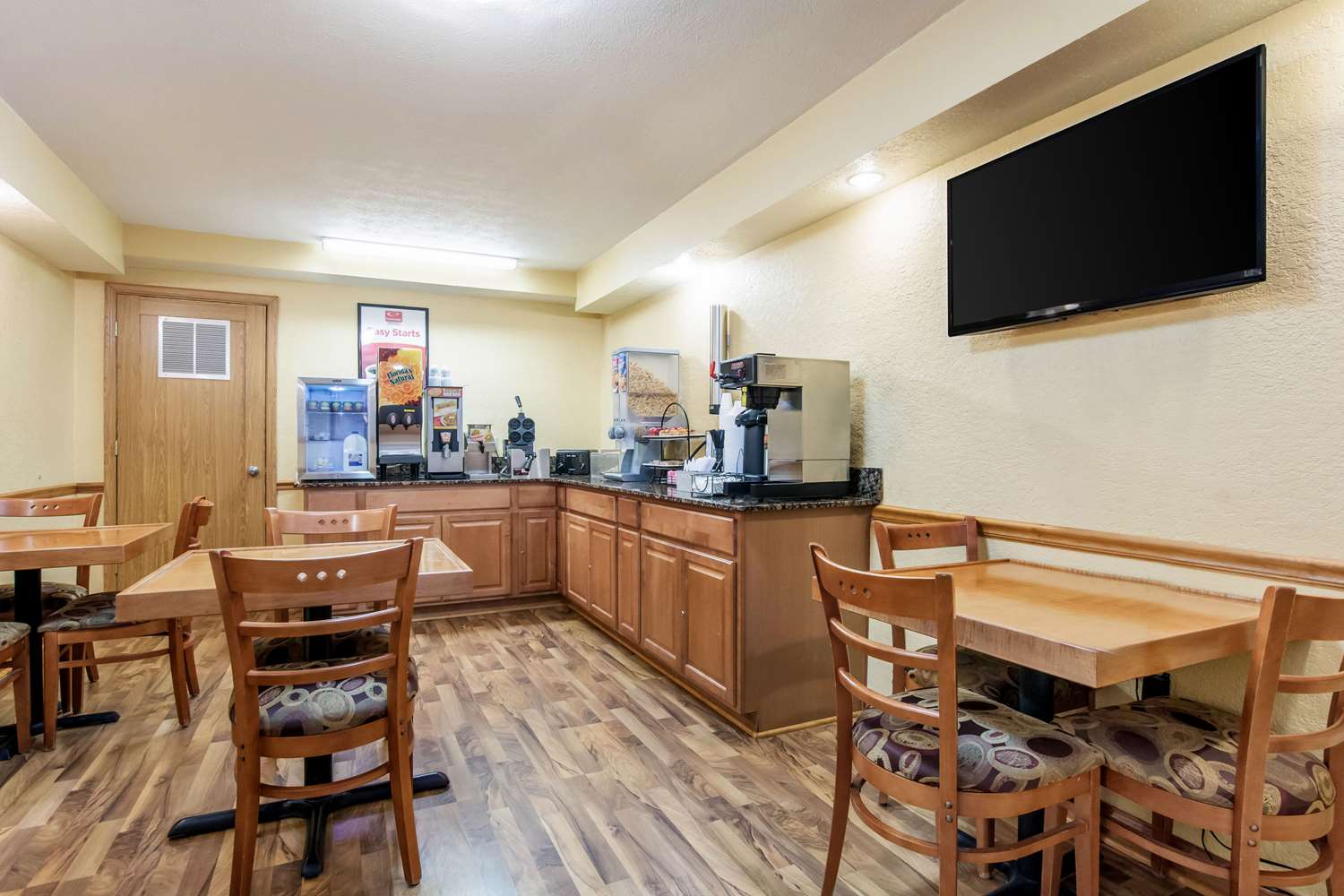 Econo Lodge Cloverdale 33/39